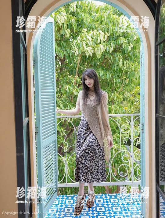 Xiuren秀人网 - 月夕Lily的免费图包：你见过会穿棉袜的女神吗？