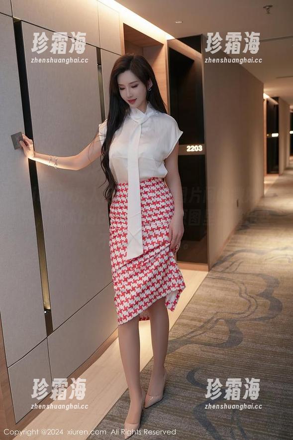 Xiuren秀人网-沐沐baby Xiuren秀人网 - 现实和图片间的微妙差别,沐沐baby的制服在原图里显露出些不一样的风味。