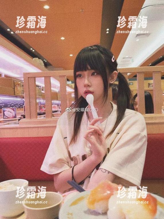 安曜曜 看安曜曜居家的全套原图,仿佛能听见她家的猫懒洋洋的打呼。