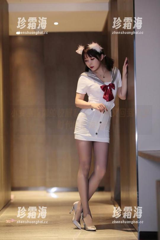 小女巫露娜 小女巫露娜的校服私拍:好像又回到学生时代的悸动!