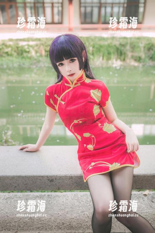 红裙配巧克力小圆面包？这组合让我好奇今天更新的写真集要怎么解读！
