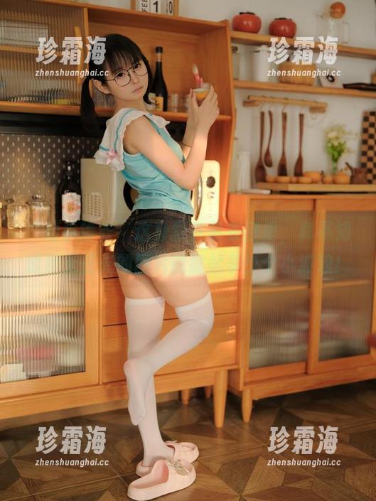 幼水铃衣 “幼水铃衣”这身影在更衣室里,真不知道那无圣光的图片能掀起多少个小波浪!