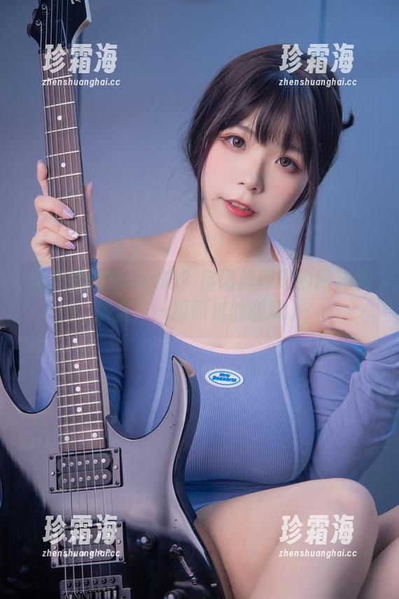 自闭颜球球 这真的能算cos吗?自闭颜球球的网袜图册里,一掠而过的暧昧。