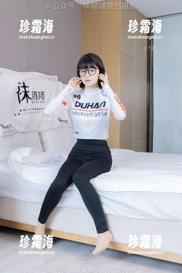 袜啵啵-小甜豆 袜啵啵 - 小甜豆的定制画面:丝袜和裸足的迷人碰撞