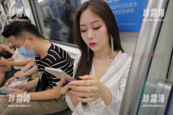 魔镜街拍-萌宝儿 魔镜街拍 - 商业广场里的靓丽影像:萌宝儿与包臀裙的趣味美图